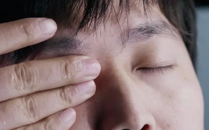 "Cho mắt ăn quá nhiều", người đàn ông suýt mù, bác sĩ cảnh báo thói quen nhiều người mắc