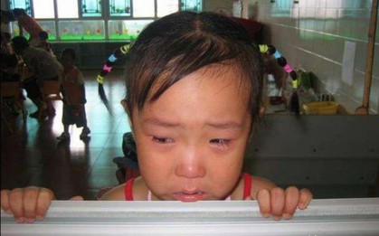 Bé gái 3 tuổi đi học về, đến lúc tắm nhất quyết không cho mẹ cởi đồ: Bí mật ẩn sau chiếc quần gây sốc