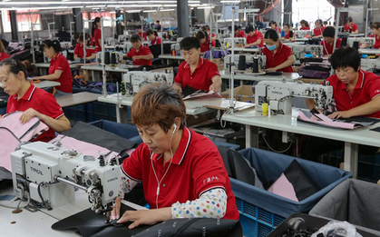 "Cú sốc" tại Trung Quốc: Lao động giá rẻ dần bị thay thế bởi robot, các đối thủ ĐNÁ lăm le chiếm ngôi vương công xưởng