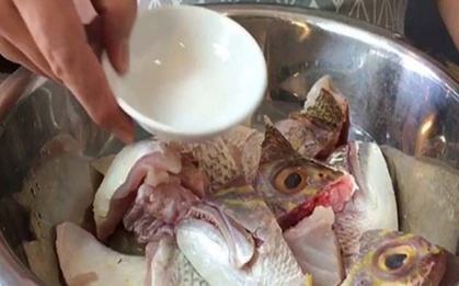 Đây chính là "kẻ thù" của mùi tanh: Khi nấu món cá cho thêm 1 thìa, thịt cá sẽ mềm hơn và ra chuẩn vị!