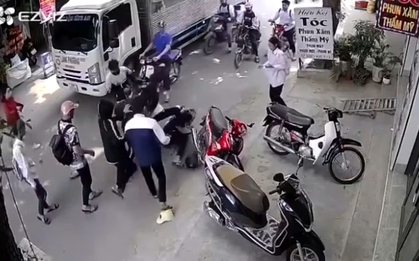 Đang chở bạn gái đi học về, nam sinh bị chặn đường đánh "hội đồng"