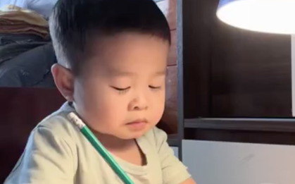 "Giáo sư tí hon" gây sốt mạng và hành trình chiến đấu với bệnh hiếm