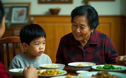 Bé trai mầm non vốn thích món bà nấu bỗng nhất quyết không chịu ăn, bà kiểm tra camera lớp học thì nhận ra điều bất thường