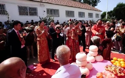 Chuyện thật như đùa: 3 anh em sinh ba cùng đỗ vào 1 trường ĐH, cưới vợ cùng 1 ngày và chuyện khó đỡ vào ngày tân hôn
