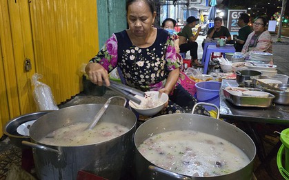 Hàng cháo giò heo ở TP HCM bán "giờ nghiệt ngã" nhưng nhiều người thích, vì sao?