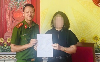 Cầm vàng nhưng để vàng rơi, người phụ nữ mừng rỡ khi công an giúp tìm lại