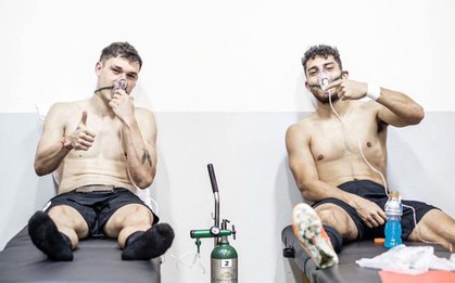 Sao MU thở bình oxy khi đá trên sân bóng 'ác mộng nhất thế giới'