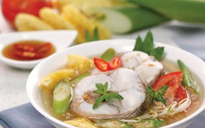Có cần rán cá trước khi nấu canh?