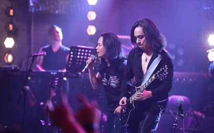 Hình ảnh Trần Lập xuất hiện trong concert kỷ niệm 30 năm của Bức Tường