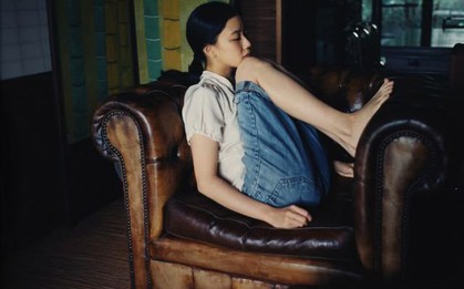 Cô bé 10 tuổi về nhà bố dượng ở, tình cờ nghe cuộc hội thoại trong chuồng lợn thì sốc đến nhốt mình trong phòng