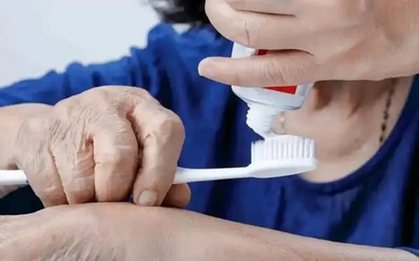 Chuyên gia: Sau 50 tuổi, thà không đánh răng còn hơn giữ 4 thói quen đánh răng này
