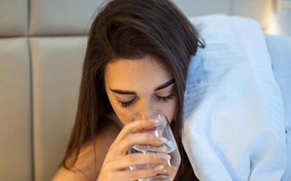 Thường xuyên thức giấc giữa đêm vì khát nước, coi chừng mắc những bệnh này