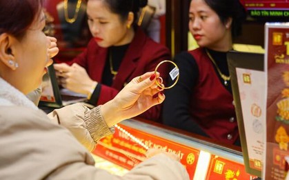 Chuyên gia: Giá vàng khó giảm mạnh, thận trọng khi 'lướt sóng', đầu tư