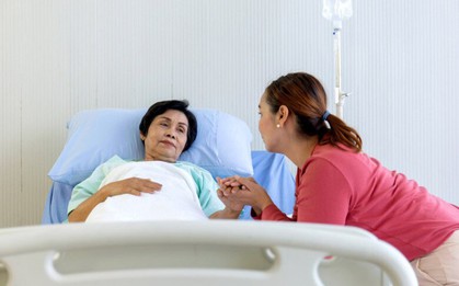 Biết mẹ chồng bệnh nặng, chị dâu đòi lập di chúc chia tài sản, tôi phản đối thì chị đanh thép nói một câu choáng váng