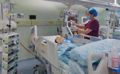 Đang chơi đùa, bé trai 1 tuổi khóc lớn rồi sùi bọt mép, bố ôm đầu hối hận vì đã làm điều này với con