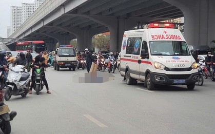 Hà Nội: Người đàn ông đi xe máy ngã xuống đường rồi nằm bất động, công an trích xuất camera điều tra vụ việc