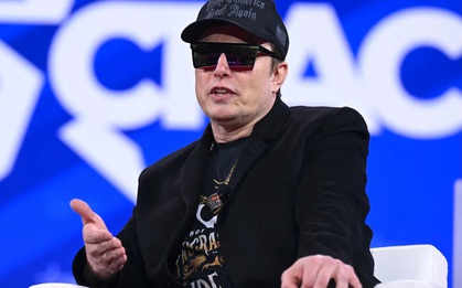 Elon Musk tự bỏ tiền mua lại công ty của chính mình