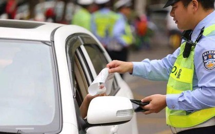 Tài xế mới lần đầu lái xe đã bị phạt 700.000 đồng, cảnh sát giao thông nói: Cửa sổ quá sạch!