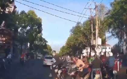 Thanh niên to cao đấm túi bụi người đàn ông giữa đường, clip diễn biến đầy bất bình