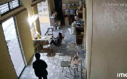 Clip ô tô lao vào nhà dân, tông bay một phụ nữ đang ngồi xem điện thoại