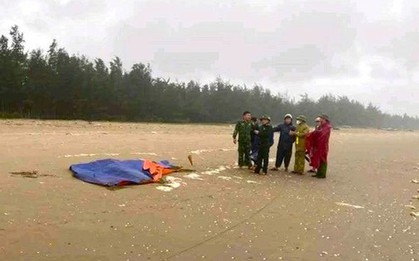 Thi thể ngư dân mất tích trong vụ chìm tàu cá ở Nghệ An trôi dạt vào bờ biển Hà Tĩnh