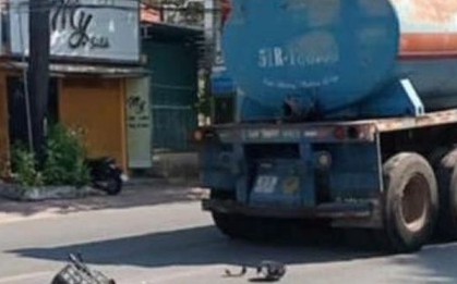 Bé trai 13 tuổi đi xe đạp điện tử vong sau va chạm với xe bồn