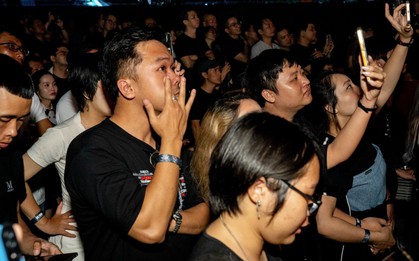 Khán giả xúc động, bật khóc trong đêm rock kỷ niệm 30 năm ban nhạc Bức Tường