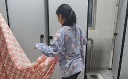 Cô gái 18 tuổi sống trong toilet cửa hàng để tiết kiệm tiền