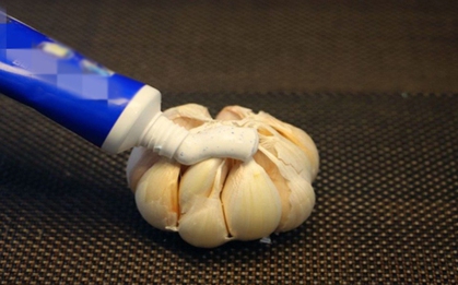 Bôi kem đánh răng lên củ tỏi rồi đặt trong phòng tắm, việc còn lại chỉ là đón nhận nhiều lợi ích bất ngờ
