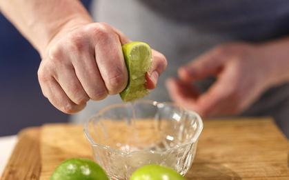 Vắt ít nước chanh rồi bỏ vào máy giặt, công dụng "vàng mười" sẽ khiến bạn phải bất ngờ