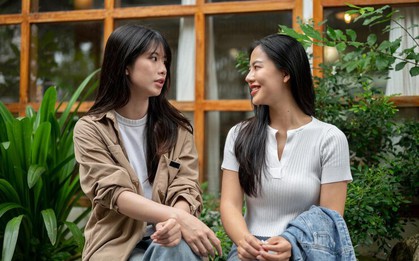 Ngày tôi ra tòa ly hôn, chị dâu tổ chức tiệc mừng, còn rút 1 tỷ tiền tiết kiệm cho tôi xây nhà mới