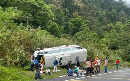 Xe chở 25 người lật nhào trên đèo nối Nha Trang - Đà Lạt