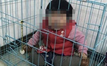 Thấy con gái ngủ trong chuồng chó, mẹ đau lòng nhưng sốc hơn khi nghe con hét lên: "Đừng chạm vào con! Tất cả là lỗi của mẹ"
