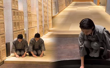 Vừa bước vào khách sạn, vị khách sững người khi thấy cô gái quỳ gối làm điều không ai ngờ tới