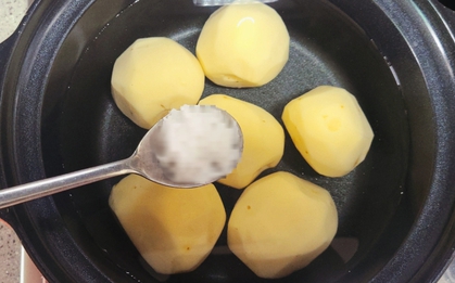 Nấu khoai tây cứ thả thứ cực quen này vào, đảm bảo khoai bở mà không bị đen hay đắng