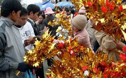 Đầu năm đi lễ vì sao không nên "đặt cành vàng lá ngọc" lên bàn thờ