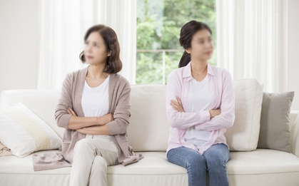 Mẹ xúc phạm con gái mỗi khi thiếu tiền, ép con "giăng bẫy" sếp để đổi đời khiến netizen phẫn nộ: "Đây là mẹ sao?"