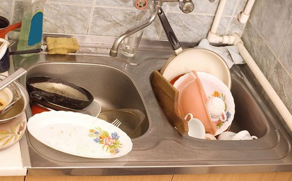 3 lần chồng rửa bát đều có mùi tanh như cá chết, tôi kiểm tra thì phát hiện điều rùng mình