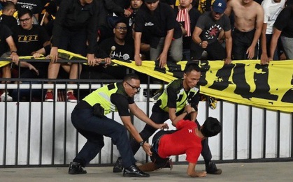 Tuyển Indonesia đối diện án phạt từ FIFA vì hành vi xấu xí của CĐV nhà
