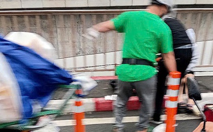 Hàng chục người đi xe máy vừa ngã sõng soài trên cầu Sài Gòn