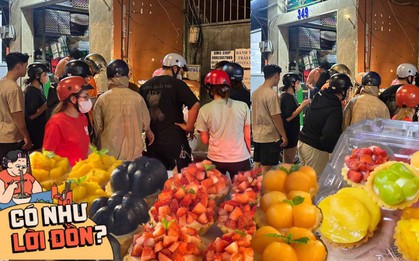 Mỗi đêm bán 1.000 chiếc, quầy bánh trái cây vỉa hè ở quận 10 “gây sốt” với giá rẻ bất ngờ, khách nối hàng dài chờ mua
