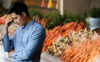 Ăn buffet hải sản 250.000 đồng/người, 2 người đàn ông nhập viện trong đêm, nhà hàng từ chối bồi thường: “Do các anh ăn quá nhiều”