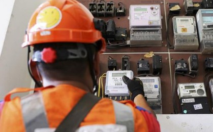 Vắng nhà 6 ngày nhưng công tơ điện vẫn nhảy số, tăng hơn 100 kWh, gia chủ gọi người đến kiểm tra thì được thông báo: "Có 1 dòng điện bất thường trong nhà anh"