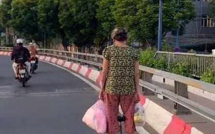 Xử phạt người phụ nữ đi xe điện cân bằng trên cầu ở TPHCM