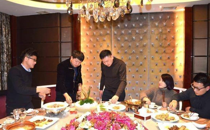 Sếp cũ nghỉ hưu mời mọi người đi ăn nhưng lại về trước, tôi là người thanh toán hoá đơn 35 triệu đồng: Không ngờ 1 tháng sau được thăng chức giám đốc