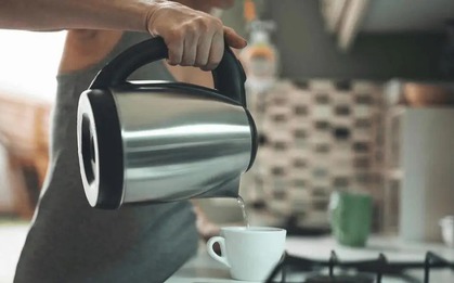 5 sai lầm khi dùng ấm siêu tốc đang âm thầm “bơm chất độc” vào cơ thể nhưng hiếm gia đình nào không mắc phải