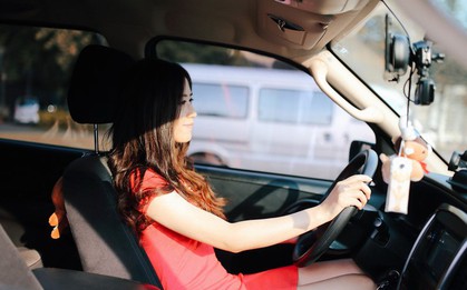 Lái xe sang 30 tỉ tới trường đón con gái, bị chỉ trích là khoe khoang, lời đáp trả của người mẹ khiến cư dân mạng "câm nín"