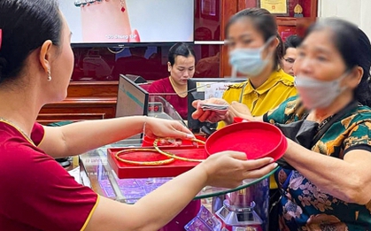 Giá vàng đảo chiều giảm chóng mặt, người dân gấp gáp bán vẫn không kịp chốt lời