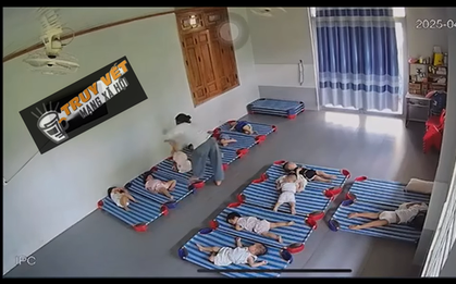 Kinh hoàng clip giáo viên xách ngược chân trẻ 20 tháng tuổi, đánh đập dã man