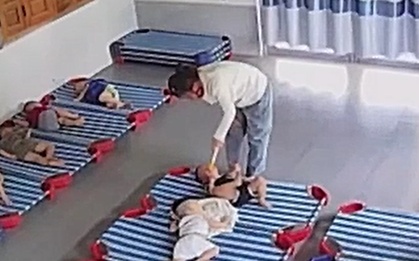 Bảo mẫu đánh trẻ dã man ở Quảng Nam: Quên tắt camera phụ huynh mới phát hiện